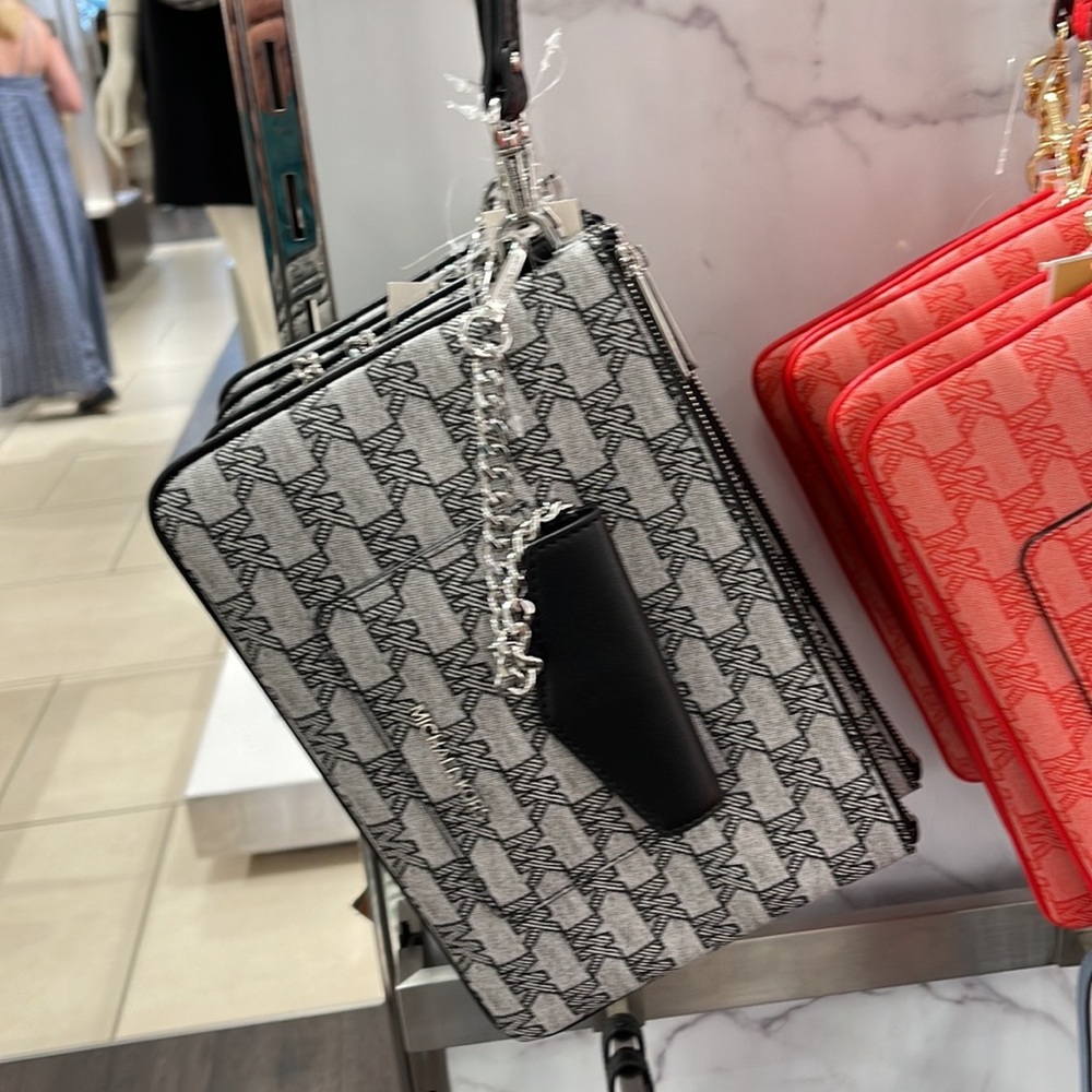 MICHAEL KORS JET SET ITEM LG 2 in 1 CARD CASE & WRISTLET
Black 
NWT